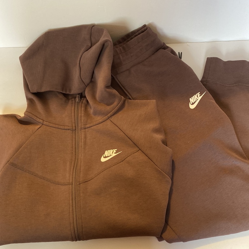 Nike Tech Set - Picture 4 of 7